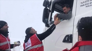 Türk Kızılay Kırşehir Şubesi yollarda bekleyen sürücülere kumanya dağıttı