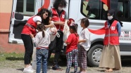 Türk Kızılay köy çocuklarını 'bayramlık kıyafetle' sevindiriyor
