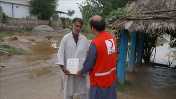 Türk Kızılaydan Pakistanlı selzedelere yardım