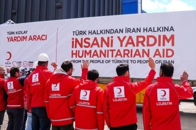 T&uuml;rk Kızılayın İran i&ccedil;in hazırladığı insani yardım malzemelerini taşıyan 4 tır yola &ccedil;ıktı