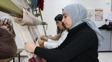 Türk motifleri üniversiteli gençlerin eliyle geleceğe taşınıyor