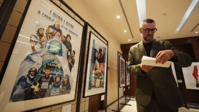 T&uuml;rk sanat&ccedil;ı Ayge&ccedil;'in "S&uuml;rg&uuml;ndeki Zeytin Ağacına Posterler" sergisi Filistin&rsquo;de a&ccedil;ıldı