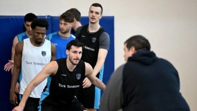 T&uuml;rk Telekomlu basketbolculara g&ouml;re Anadolu Efes serisinde "fizik" &ouml;n planda olacak