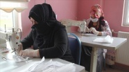 Türk ve Suriyeli kadınlar Kovid-19 ile mücadeleye destek için maske üretiyor