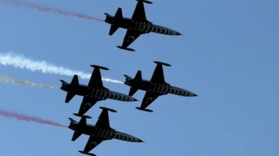 T&uuml;rk Yıldızları, &Ccedil;anakkale'de g&ouml;steri u&ccedil;uşu yaptı