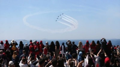 T&uuml;rk Yıldızları, &Ccedil;anakkale Şehitler Abidesi &uuml;zerinde g&ouml;steri u&ccedil;uşu yaptı