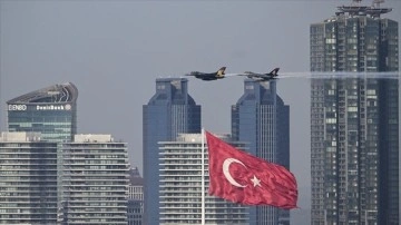 Türk Yıldızları ve SOLOTÜRK İstanbul Boğazı'nda prova uçuşu yaptı
