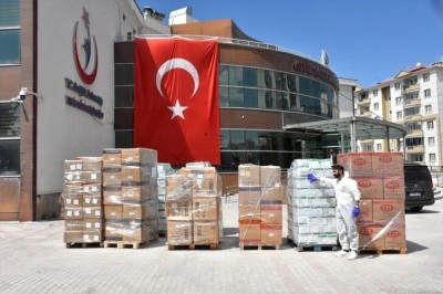 T&uuml;rkiye'den İran'a tıbbi malzeme taşıyan 6 yardım tırı Van'dan yola &ccedil;ıktı