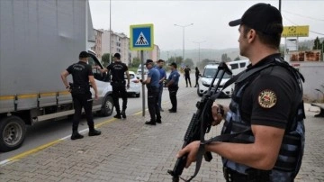 Türkiye geneli eş zamanlı &quot;huzur güven&quot; uygulamalarında aranan 1270 kişi yakalandı