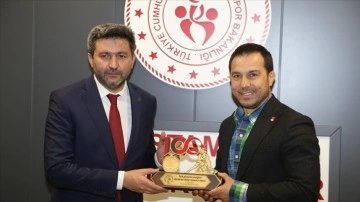 Türkiye Güreş Federasyonu deprem bölgesindeki sporculara yardımda bulunuyor