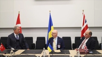 Türkiye, İngiltere ve Ukrayna Savunma bakanları, üçlü toplantıda bir araya geldi