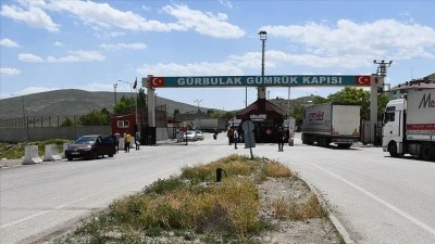 T&uuml;rkiye-İran sınırındaki g&uuml;mr&uuml;k kapılarında g&uuml;n&uuml;birlik yolcu ge&ccedil;işleri durduruldu