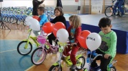 Türkiye Makedonya'daki yetimlere bisiklet hediye etti