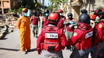 T&uuml;rkiye'nin donattığı Venezuelalı afet m&uuml;dahale birimi bir enkazdan diğerine koşuyor