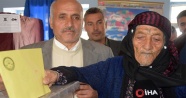 Türkiye'nin en yaşlı kadını Cumhurbaşkanı Erdoğan'a dualar ederek oyunu kullandı