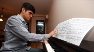 Türkiye&#039;nin ilk otizmli doktora öğrencisi, müzik dehası Buğra oldu