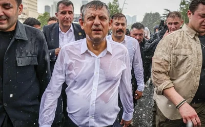 T&uuml;rkiye&rsquo;nin istikrar m&uuml;cadelesi; &Ouml;zg&uuml;r &Ouml;zel&rsquo;in elindeki navigasyon bozuk! -Mehmet Yıldırım yazdı-