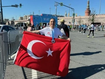 Türkiye'nin Moskova Büyükelçiliği ile Büyükelçi Bilgiç, Moskova Yarı Maratonuna katıldı