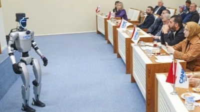 T&uuml;rkiye'nin n&uuml;fusa kayıtlı ilk insansı robotu CANİKMAN meclis toplantısında soruları cevapladı