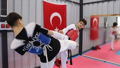 T&uuml;rkiye şampiyonluğunu hedefleyen tekvandocu kardeşleri antren&ouml;r babaları &ccedil;alıştırıyor