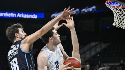 T&uuml;rkiye Sigorta Basketbol S&uuml;per Ligi play-off &ccedil;eyrek finalinde Anadolu Efes seride 1-0 &ouml;ne ge&ccedil;ti