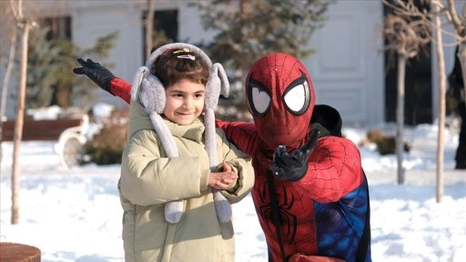 T&uuml;rkiye'yi gezen "&Ouml;r&uuml;mcek Adam" Van'da