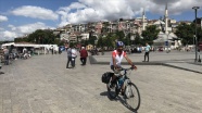 Türkiye&#039;yi gezme hayalini bisikletle gerçekleştiriyor