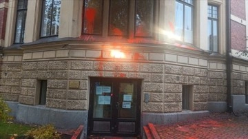 Türkiye'nin Helsinki Büyükelçiliğine boyalı ve sis bombalı saldırı