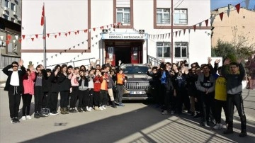Türkiye'nin yerli otomobili Togg, Yerli Malı Haftası'nda öğrencilere tanıtıldı