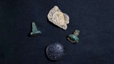 T&uuml;rkmen Karah&ouml;y&uuml;k kazısında altın muska ile m&uuml;h&uuml;r bulundu