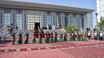 Türkmenistan'da 'Halı Bayramı' kutlandı