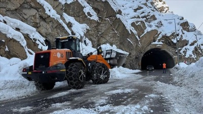 "Turuncu yelekliler" Hakkari'de kesintisiz ulaşım i&ccedil;in 100'den fazla &ccedil;ığa m&uuml;daha