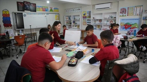 Tutku öğretmen görev yaptığı 17 öğrencili okulu azmiyle güzelleştirdi