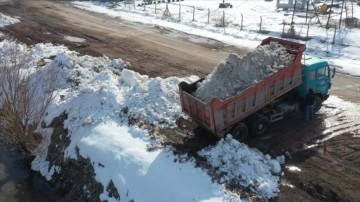 Tuz Gölü'nü besleyen kanallara kamyonlarla kar dökülüyor
