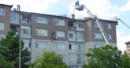 Tuzla'da birbirine bitişik 4 binanın çatısı alev alev yandı