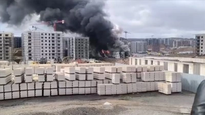 Tuzla'da iş&ccedil;i konteynerinde &ccedil;ıkan yangına m&uuml;dahale ediliyor