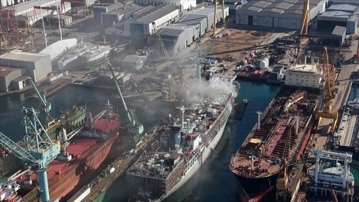 Tuzla'da tersanedeki gemide &ccedil;ıkan yangın s&ouml;nd&uuml;r&uuml;ld&uuml;
