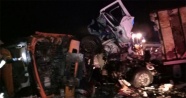 Tuzlama aracıyla et yüklü kamyon çarpıştı: 1 ölü, 2 yaralı