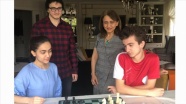 Üç çocuk annesi Emine Can çocuklarının satrançla iç içe olmasından mutluluk duyuyor
