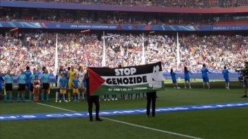 UEFA Kadınlar Şampiyonlar Ligi finalinde sahada "Soykırımı durdurun" pankartı açıldı
