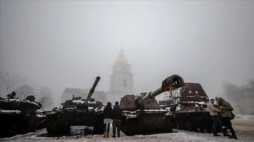 Ukrayna ordusunca ele geçirilen Rus tankları başkent Kiev'deki meydanlarda sergileniyor