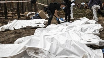 Ukrayna: Rus güçlerinden geri alınan İzyum'da askerlerin gömüldüğü toplu mezara ulaştık