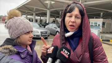Ukrayna vatandaşları eşlerini bırakıp çocuklarıyla Türkiye'ye geliyor