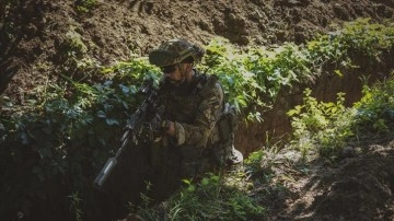Ukrayna’da askerler, cepheye gitmeden önce yoğun eğitimden geçiriliyor
