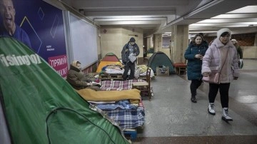 Ukrayna'da bazı insanlar savaş nedeniyle bir yıldır metro istasyonlarında yaşıyor