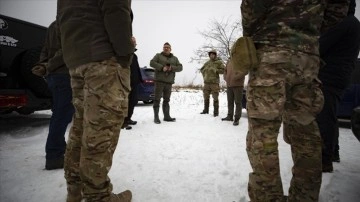 Ukrayna'da cephedeki askerler, arazi araçları sürüş eğitiminden geçiyor