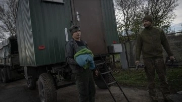 Ukrayna'da cephedeki askerlerin yıkanma ihtiyacı mobil banyolarla karşılanıyor