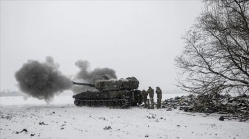 Ukrayna'da Donetsk cephesinde ABD yapımı "M109" topçu sisteminin atışları görüntülend