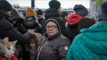 Ukrayna’da halk, kentlerine giren Rus askerlerini protesto ediyor