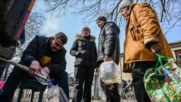 Ukrayna'daki Çasov Yar'da halk bombardıman tehlikesi altında içme suyu sırası bekliyor